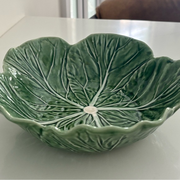 Bordallo Pinheiro 9” Serving Bowl Green Cabbage Leaf White Vein, Portugal - Picture 3 of 4